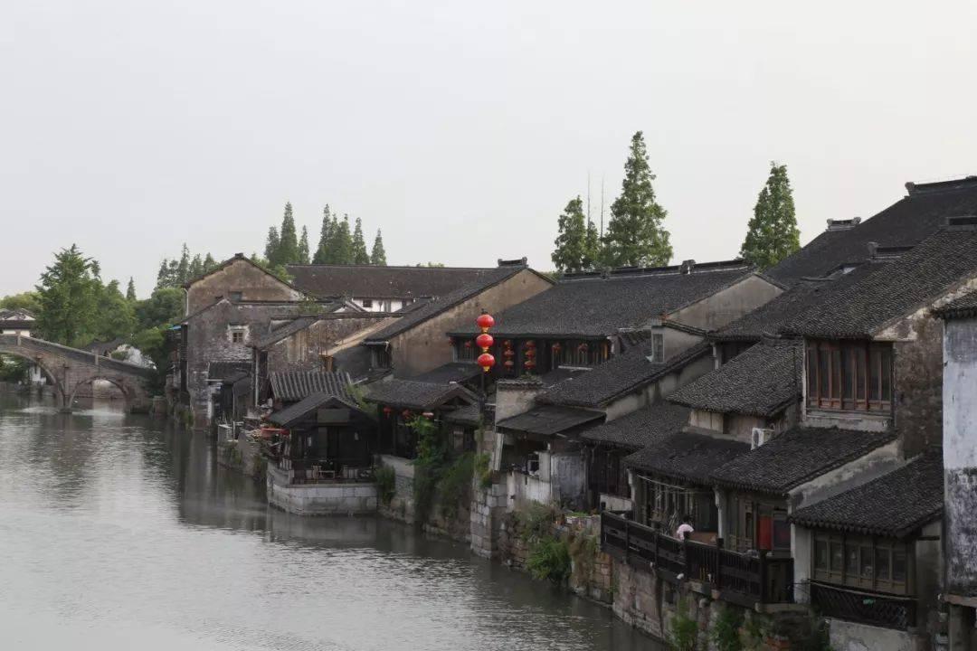 仪表盘显示一个车上面有两个竖着的s是什么意思？
